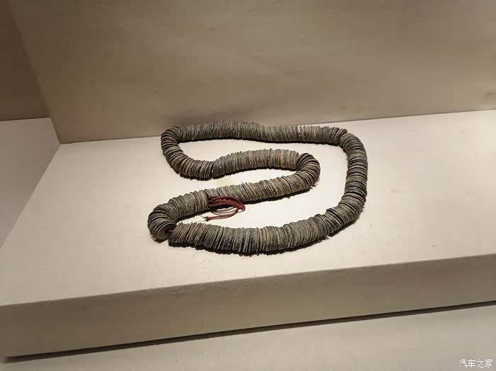 铜钱,腰缠万贯形容一个人很有钱,就是这么来的,盘缠也是从这里来的.