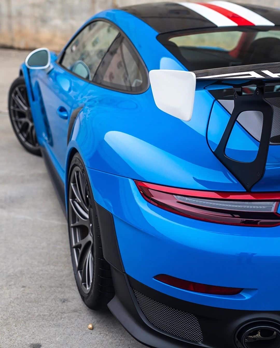 蓝色的911gt2rs,两个大灯就像大眼睛一样.