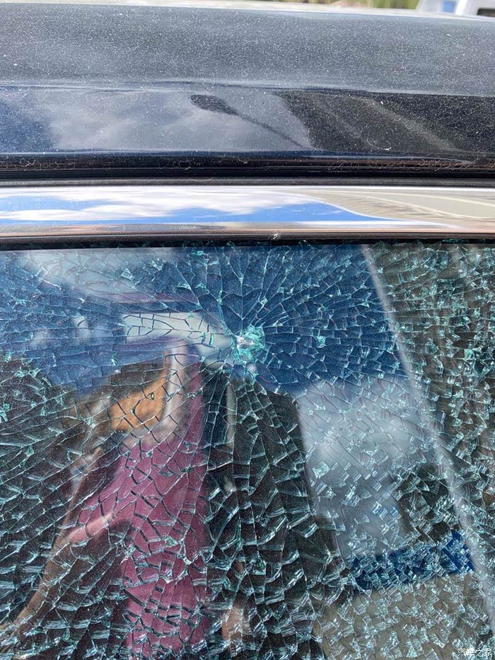 后车窗玻璃碎了