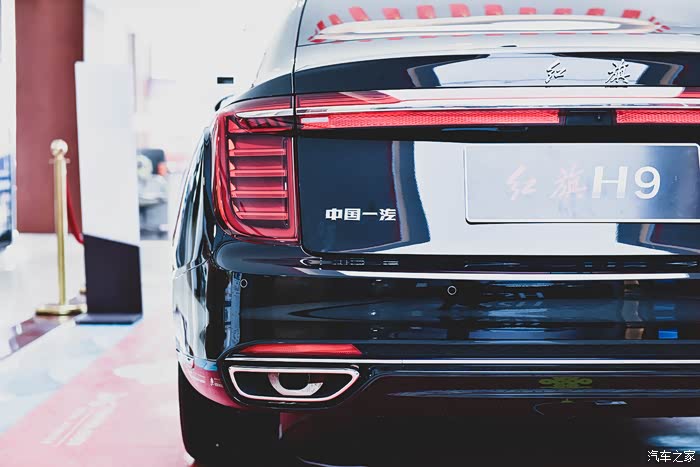 中国宫灯式设计的后尾灯,有介绍说这是天安门的红旗设计,我个人还是更