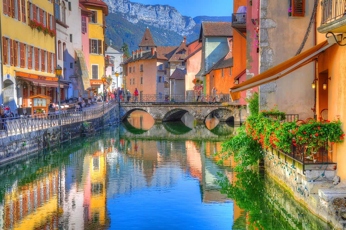 世界最美的小镇法国安纳西,这里绿水环城,繁花似锦.