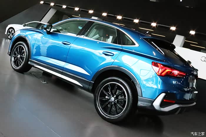 轿跑版的q3侧面看这个溜背还挺看的