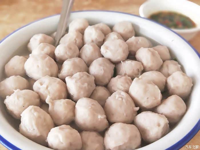 首先要推荐的就是宁都肉丸,非常大一颗,含肉量高,满满一大碗,五个人都