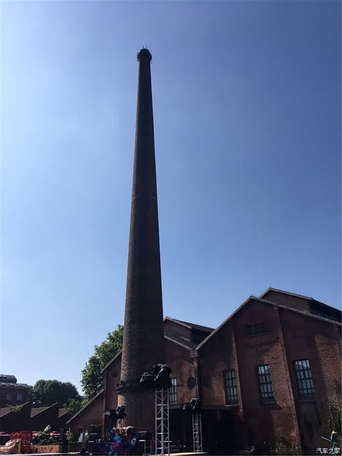 我第一次见这种高高耸立的烟囱,不知道是不是制窑用的.