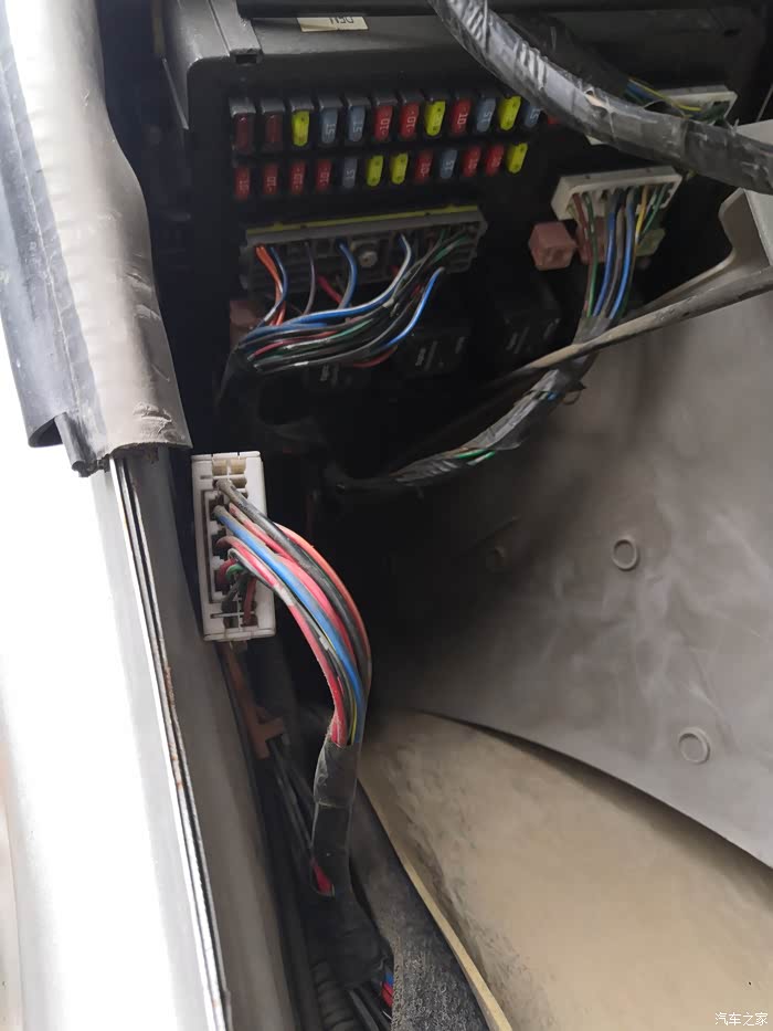 老风行的升窗继电器在哪个位置