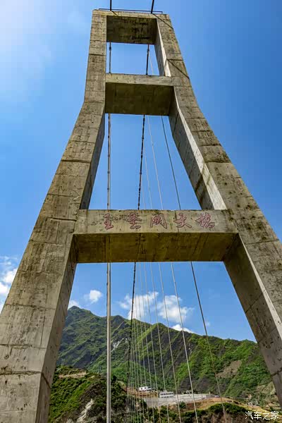 虽然 阴平古桥早已毁于历史上的战火,但玉垒关雄姿依旧,新建