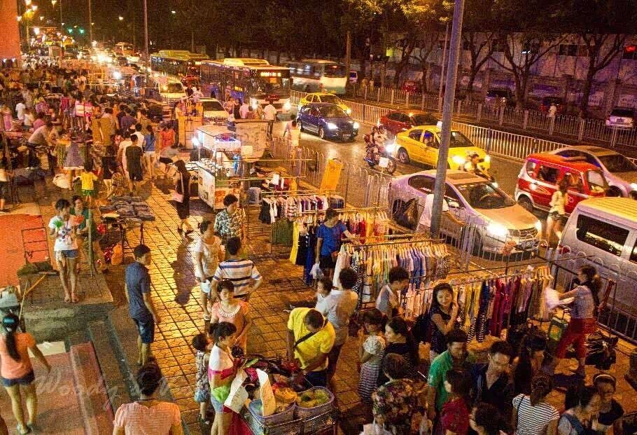 路灯亮起来的时候,属于重庆的夜生活才刚刚开始