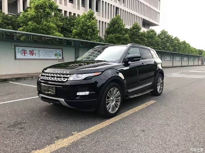 黑色的路虎揽胜极光,在道路上的姿态如此刚烈,有种男人的气概.