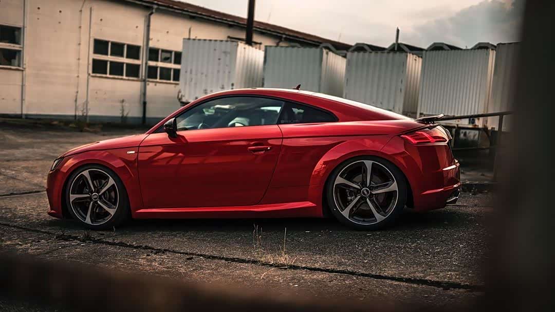 奥迪tt8s鲜红色小跑让阴沉的场景不再显得那么低调