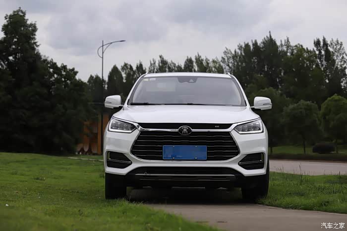 从正脸看,小宋采用的家族式设计"dragon face",这