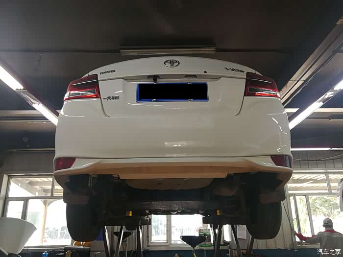 车子先被举起来