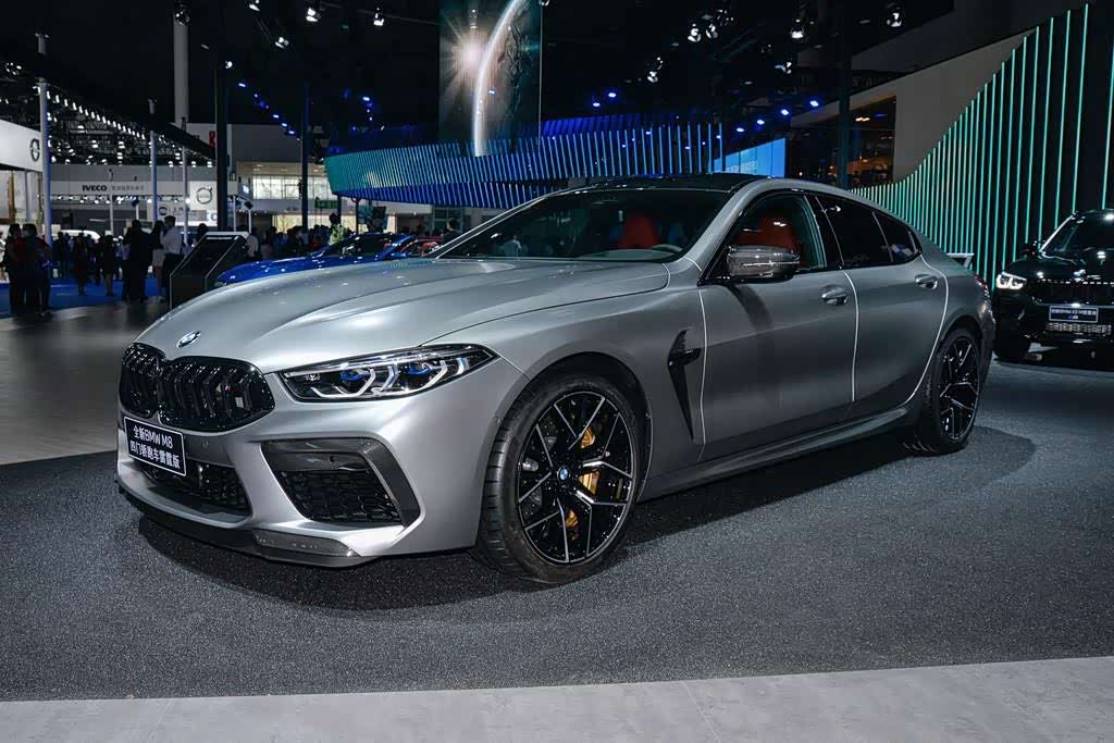 全新的宝马m8雷霆版,这个灰色特别的漂亮.