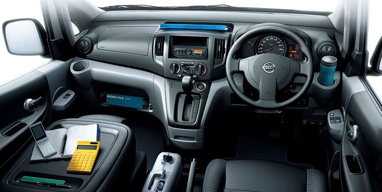 全新的日产nv200车型依旧使用了经典的mpv风格黑色内饰