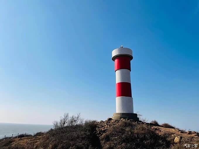 终于看到了镇海角那红白灯塔 ,不远处那白色的灯塔是已经弃用的旧灯塔