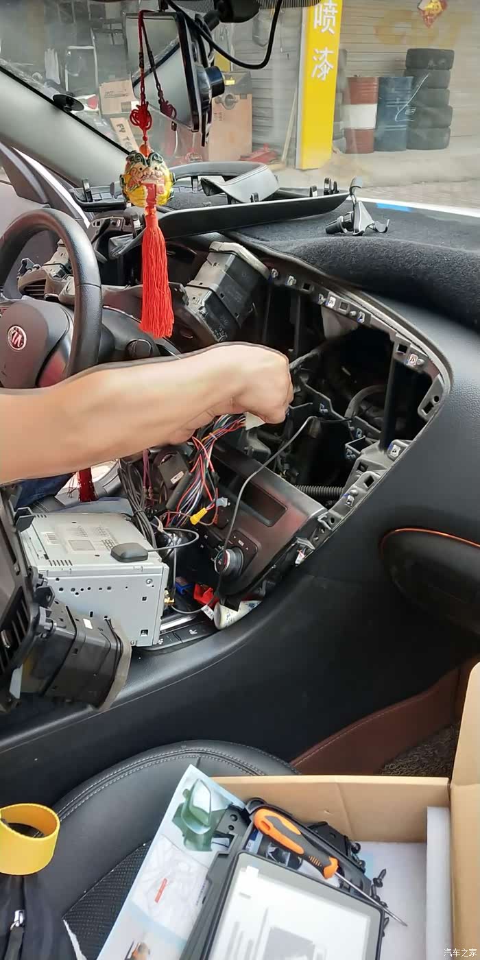 2012年老款起亚k5更换导航作业贴