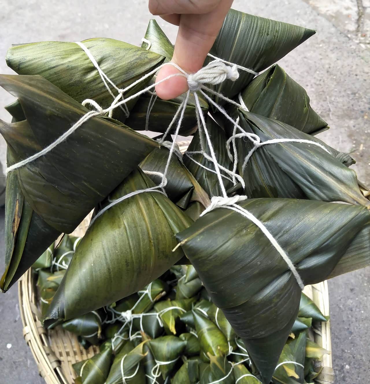 朝鲜人将粽子称之为"车轮饼",将艾叶煮后捣碎