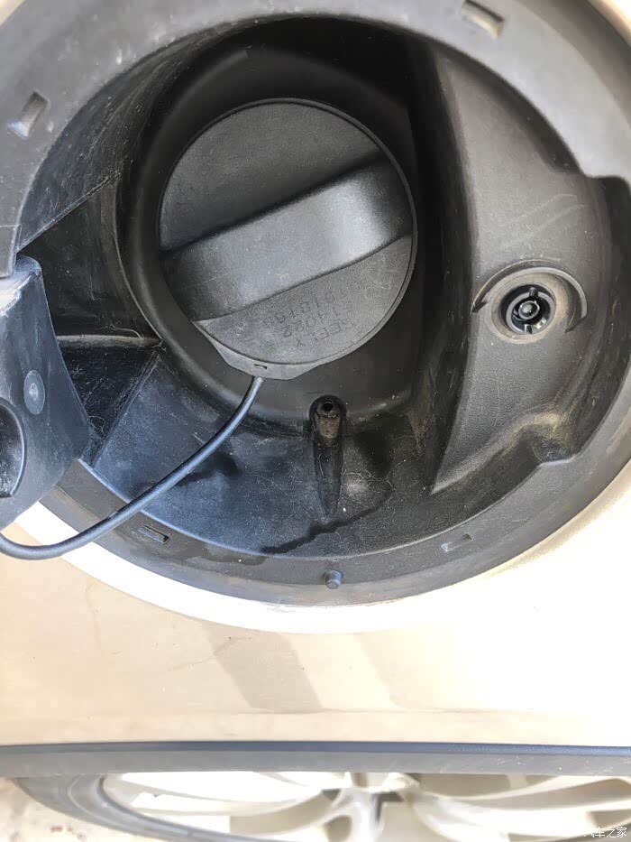 油箱盖也有一个排水孔,也需要时常关注和清理