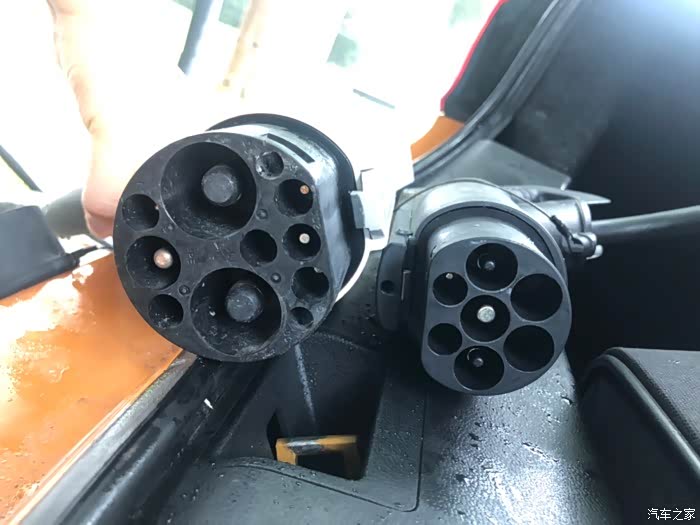 南方电网充电桩插头与秦插孔不匹配!