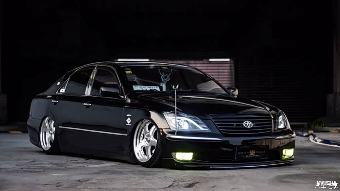 丰田12代皇冠帅气vip姿态归来附上改装清单