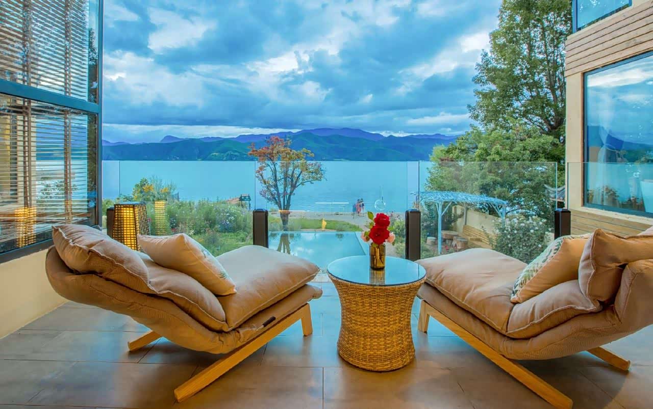 在泸沽湖最美的冬季,睡在这样的湖景房里,整个心都静下来