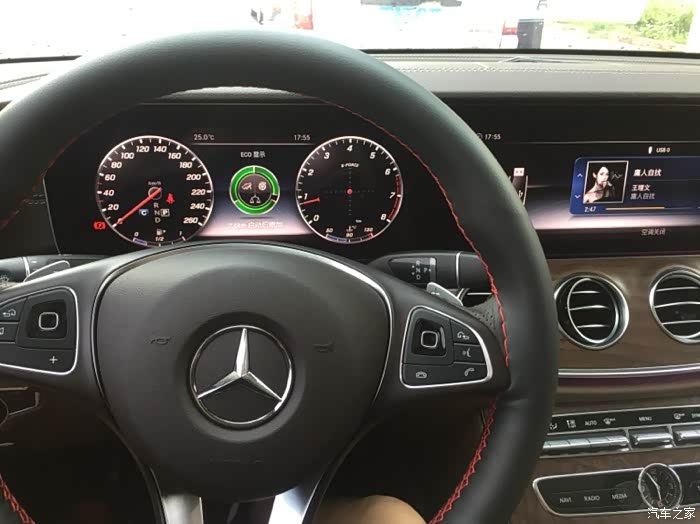 分辨率达到1920x720,左边的为一款全液晶仪表盘,右边的则为多媒体信息