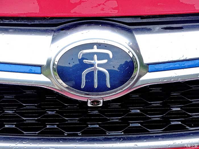 车标志是篆体"宋"汉字,很特别.