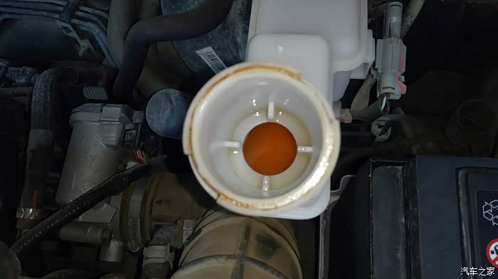 刹车油是无色透明液体,当刹车油出现这种黄色浑浊情况说明寿命已到,要