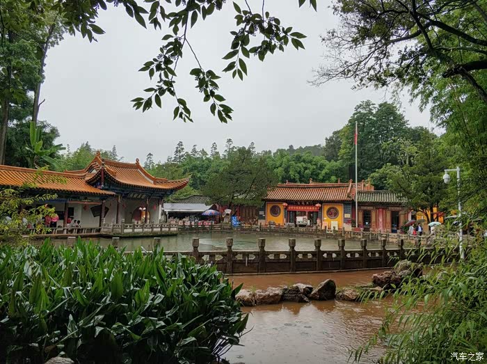 古建筑群绕潭而建,下观即黑龙宫,供奉着龙王,水族等塑像,传说为兴云