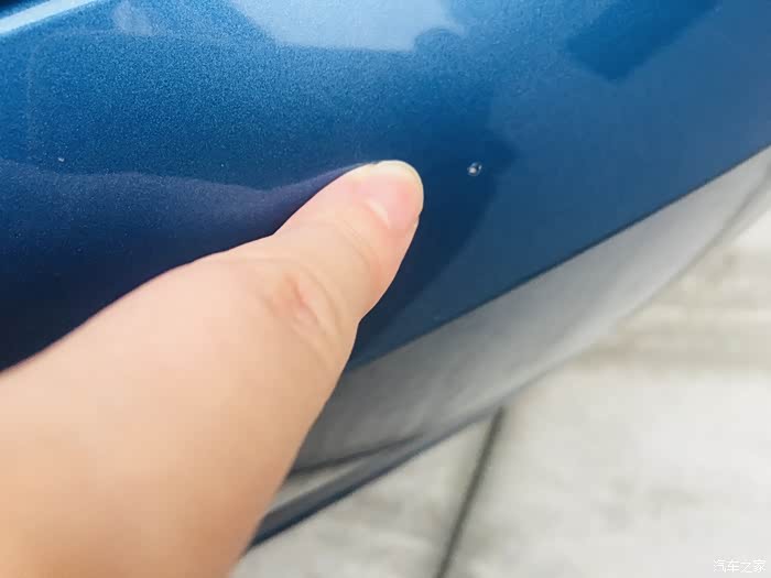 爱车全车抛光后,发现漆面有几个掉漆的小白坑,是抛光抛坏了吗?