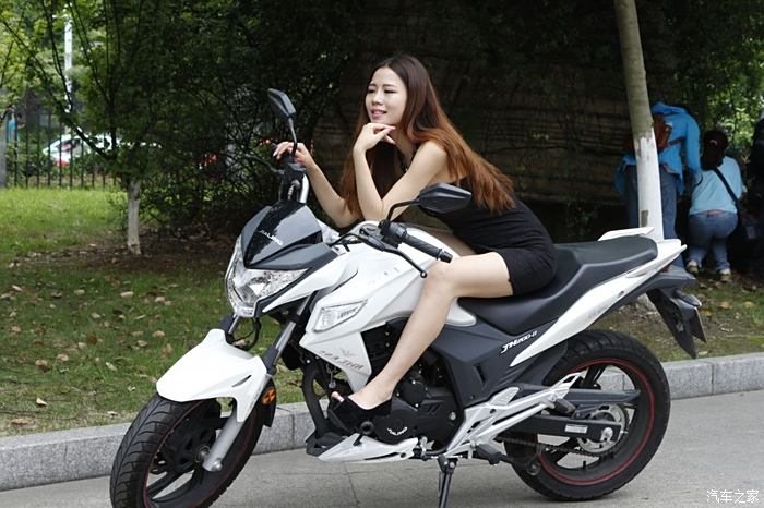 美女骑踏板摩托车图片