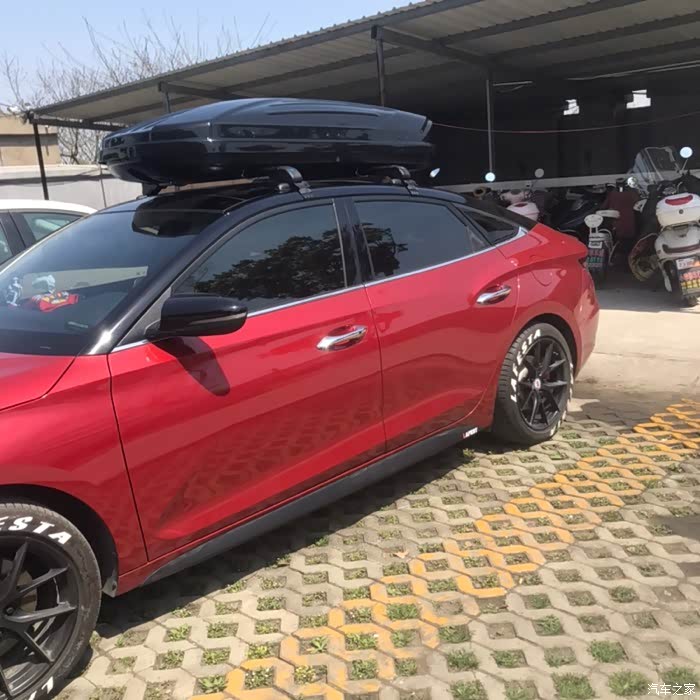 红色菲斯塔安装车顶行李箱展示