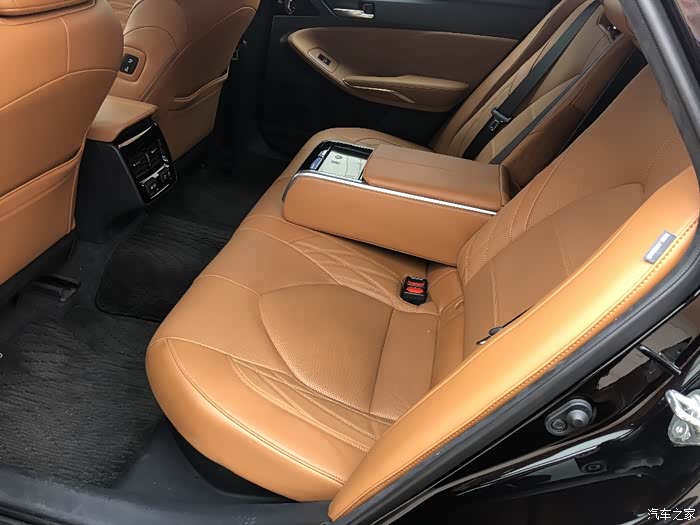 都是很宽松的,后排最大的亮点就是亚洲龙的座椅垫很柔润,坐起来很舒服