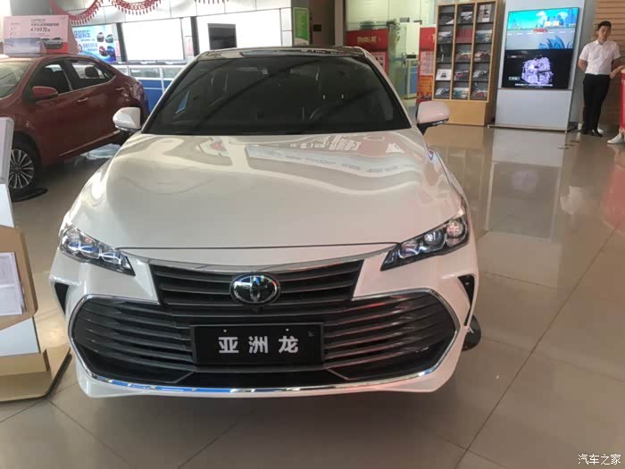 珍珠白色的黑顶亚洲龙