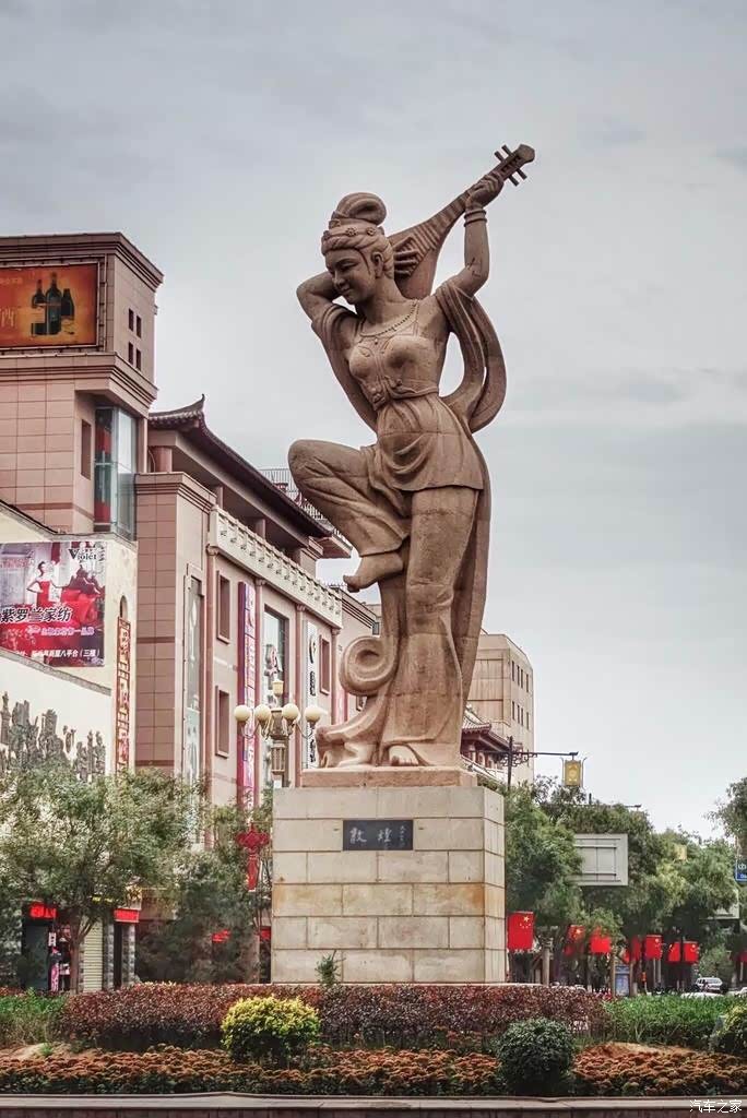 反弹琵琶像在敦煌市中心,是敦煌的标志性建筑