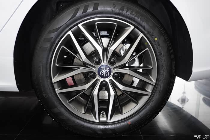 带相机去拍摄大片,看完自己很想再买一部比亚迪