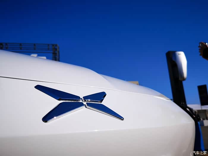 车头车标"x"形状,设计灵感来自"小"?