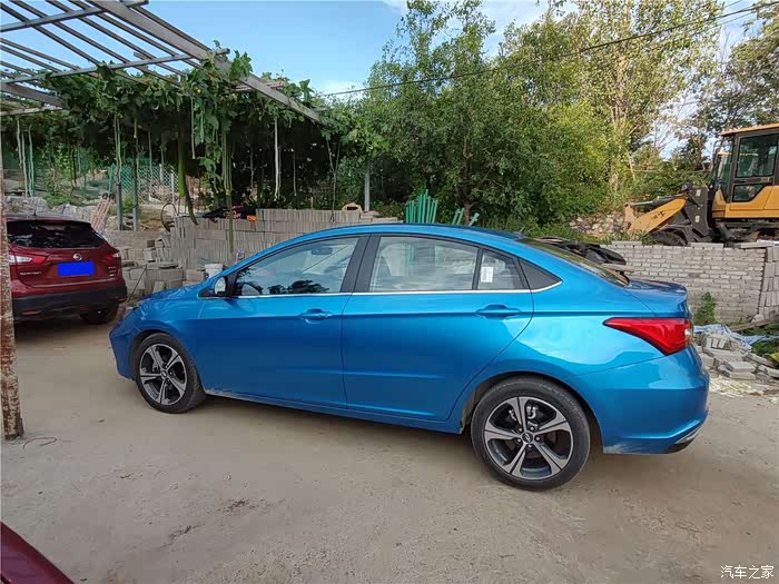 开小艾上山买柴鸡蛋第一次感受山路操控