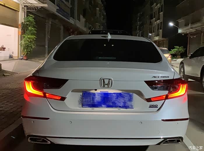 最近上瘾改尾灯啊之前天使款看腻了换回原厂了