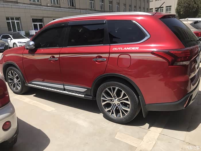 红色的欧蓝德,阳光下很耀眼