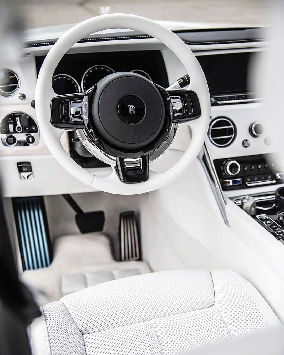 纯白色的劳斯莱斯库里南 简直干净得不像话!却少了一丝霸气?