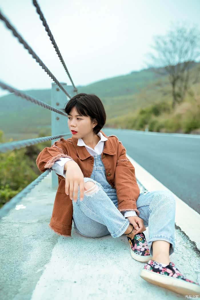 哪吒与我同行过年带女朋友回家路边拍照留念