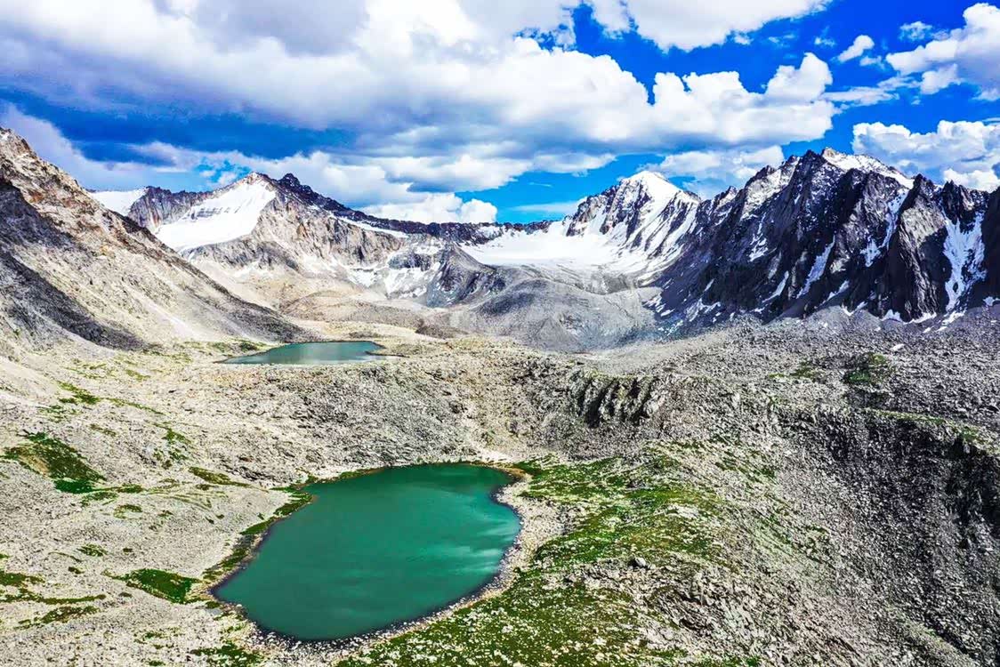 图 新疆特克斯县,琼库什台高山湖,天光云影共徘徊.