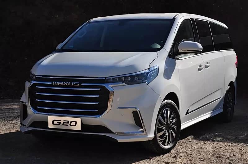 上汽maxusg20整体被设计的较为方正前脸使用大量镀铬