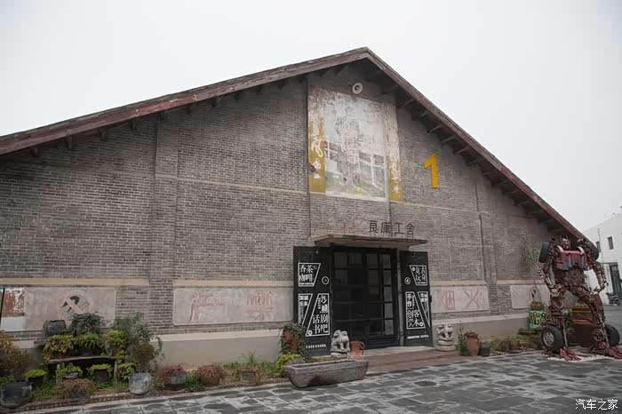 开大唐逛良库工舍晒爱车与良库工舍间碰撞的火花