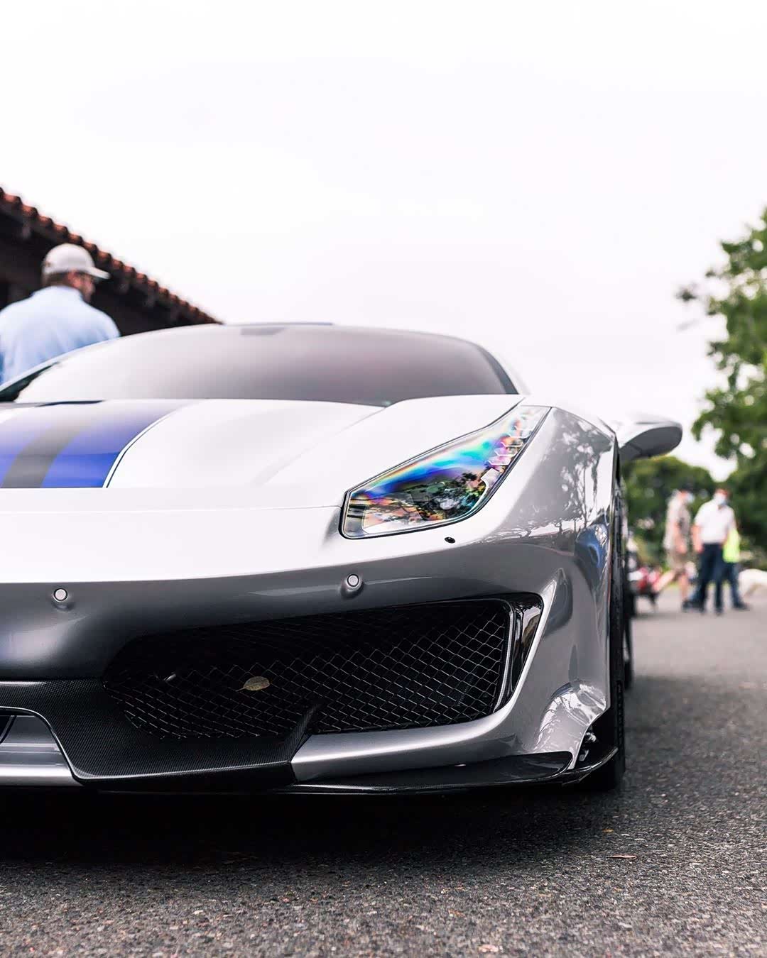 纯白法拉利488 pista豪华超跑,帅气十足.