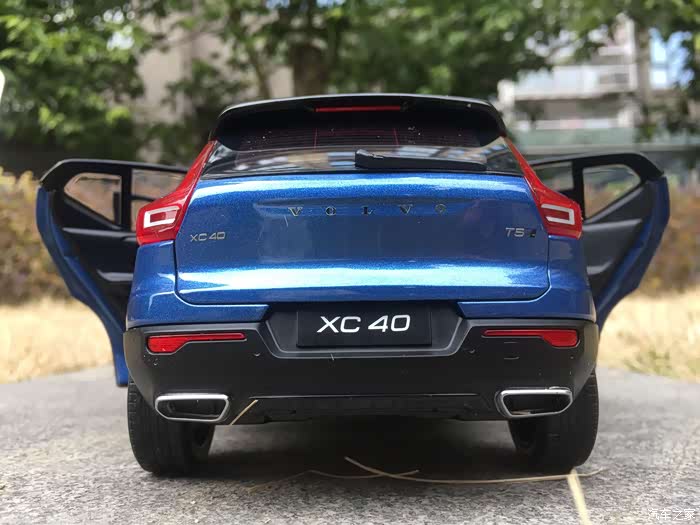 帅气十足的一抹焰影蓝沃尔沃xc40