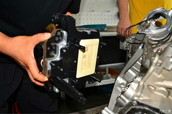 取阀体总成.把黑色的电脑银色的阀体拆分开,分别检查,没发生有问题.