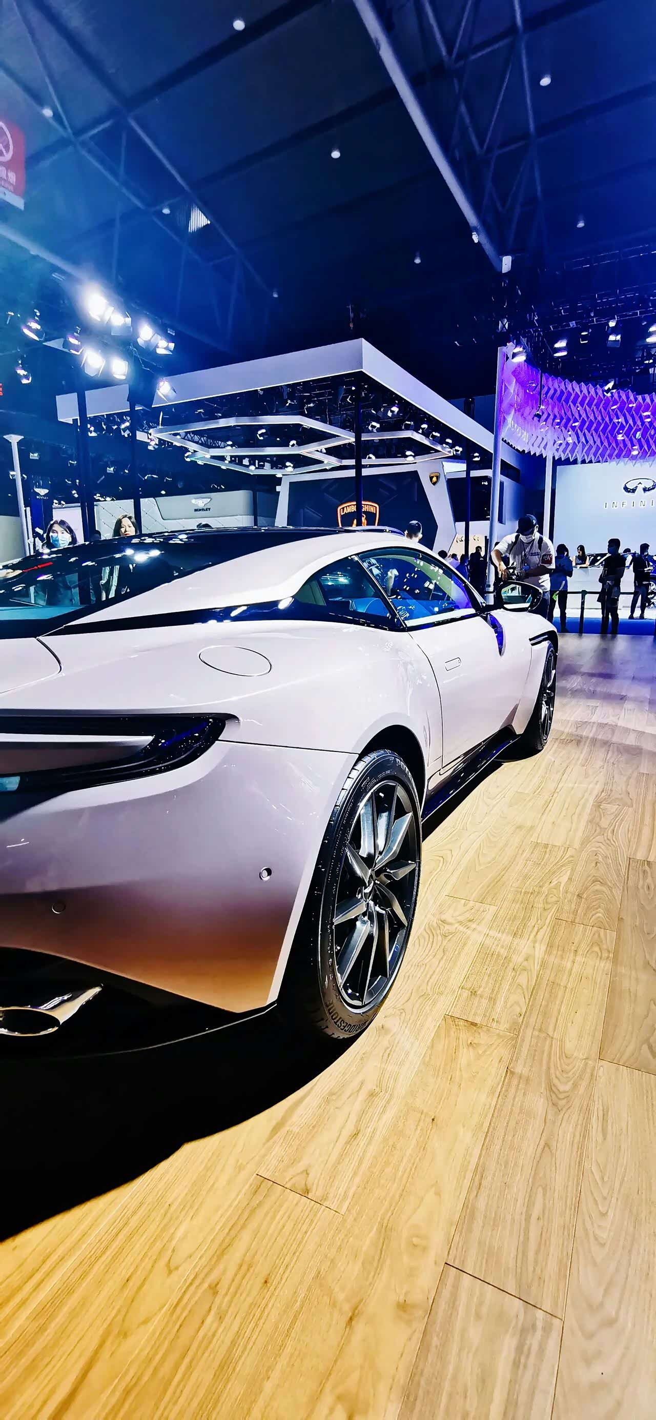 阿斯顿马丁db11,据说这颜色全球唯一