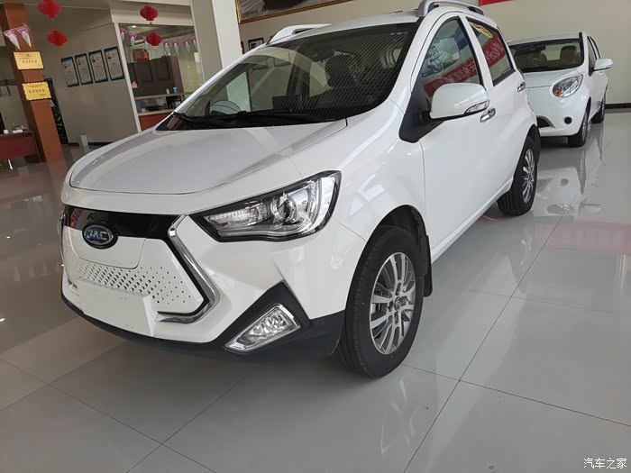 和朋友欣赏新款江淮6e运动版