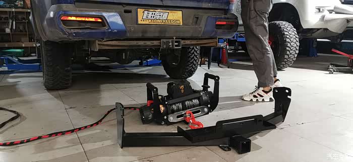 后绞盘改装实拍从此前后绞盘齐备最强后勤保障车之路开启